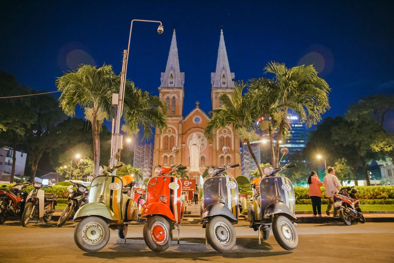 Simak Keseruan Cosmo Merayakan Perjalanan 80 Tahun Vespa di Ho Chi Minh & Melihat Lebih Dekat dengan Vespa 80th Limited Edition