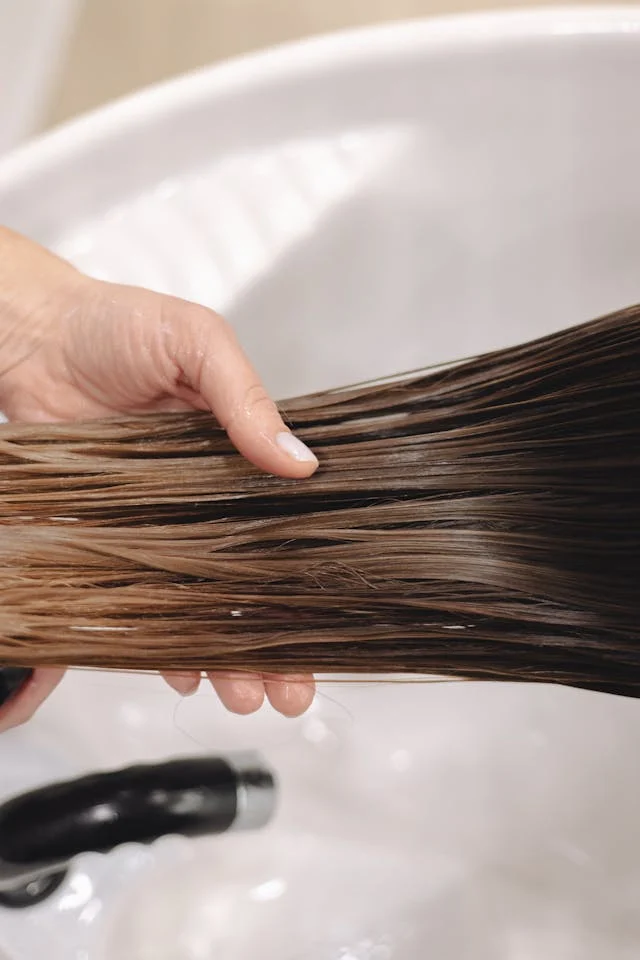 Rahasia Rambut Jatuh Natural: Cara Mengeringkan Rambut yang Benar Agar Tidak Mudah Mengembang