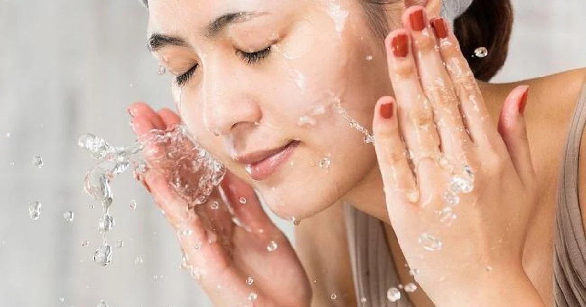 Wajah Muda dan Bercahaya dengan 5 Rekomendasi Facial Wash untuk Anti Aging Pilihan Cosmo